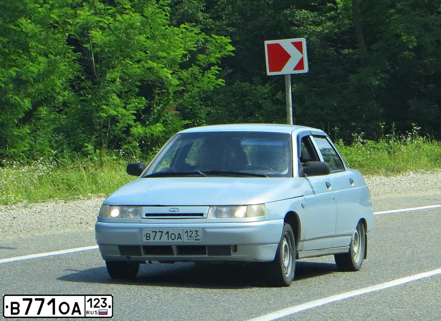 Фото автомобиля ВАЗ 21102, 2004 — госномер А048ТР01. Цвет: СЕРЕБРИСТО-ЖЕЛТЫЙ