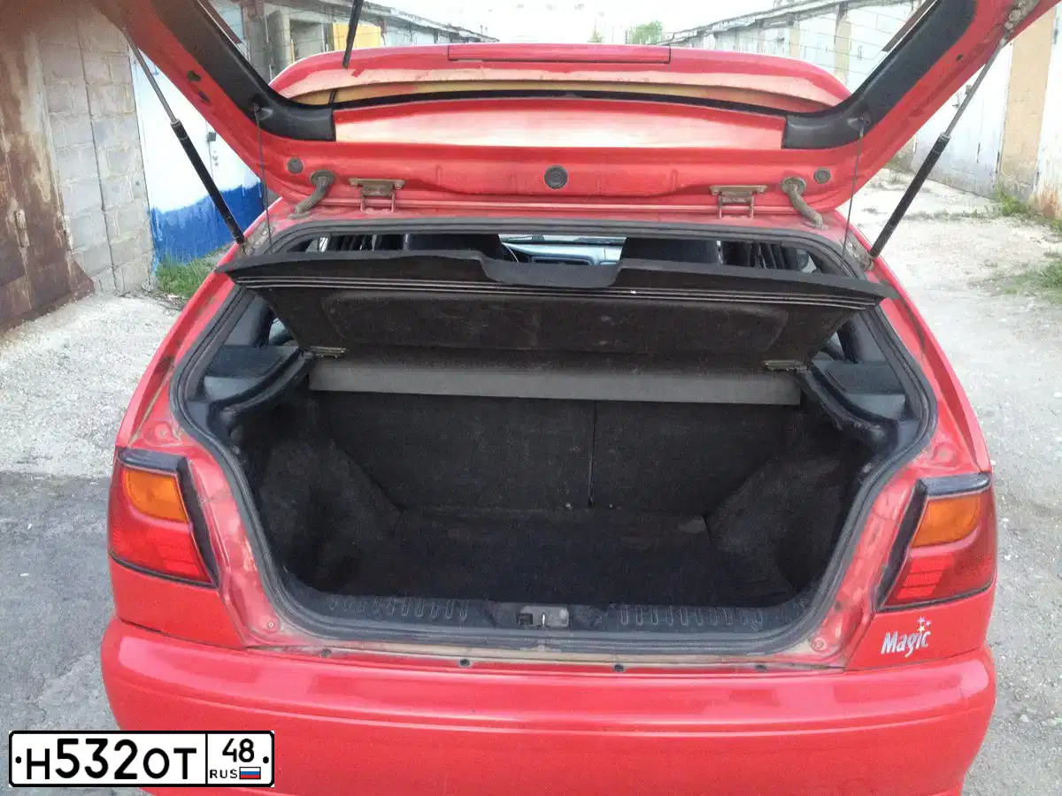 Фото автомобиля NISSAN ALMERA, 1998 — госномер Н532ОТ48. Цвет: Красный