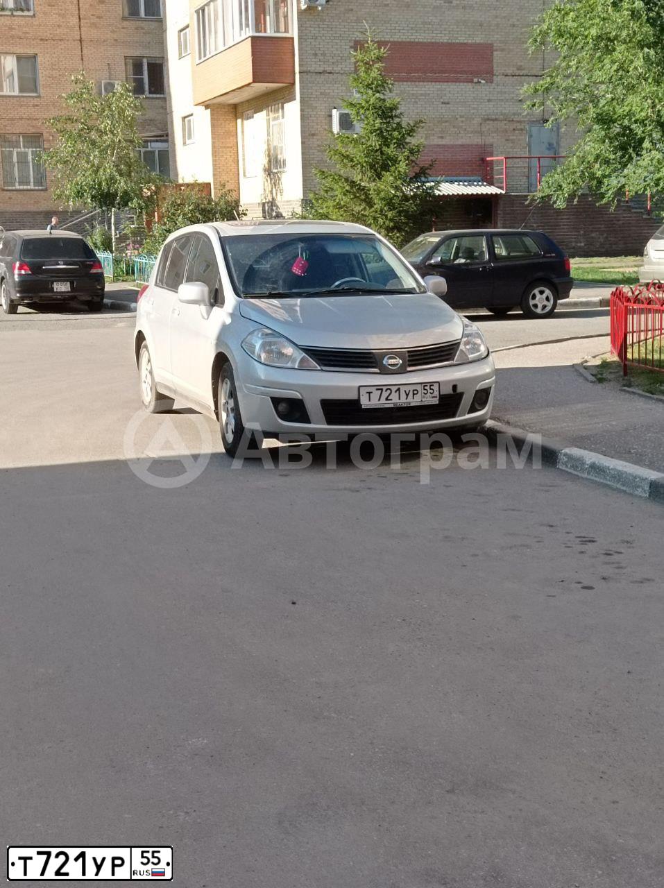 Фото автомобиля NISSAN TIIDA, 2007 — госномер Е570МУ116. Цвет: серебристый