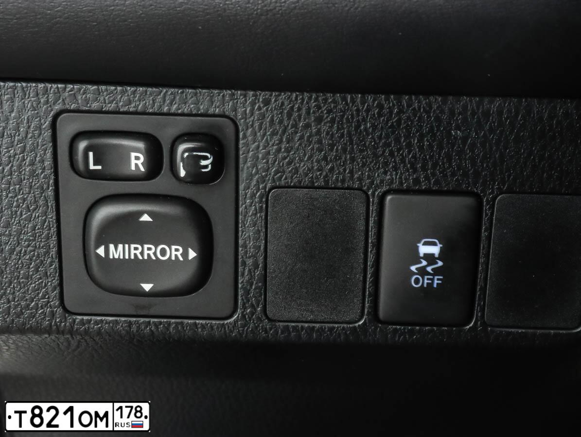Фото автомобиля TOYOTA RAV4, 2015 — госномер Н228ТК198. Цвет: Белый