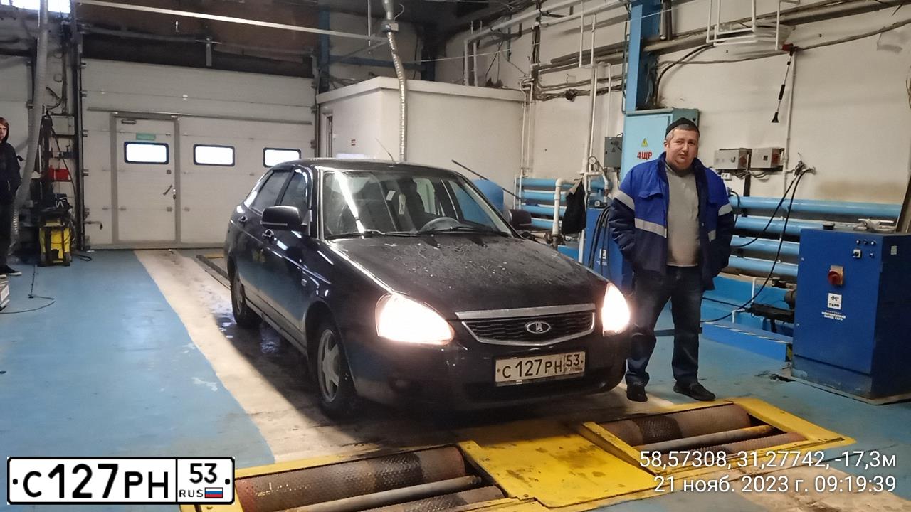 Фото автомобиля LADA 2172 PRIORA, 2011 — госномер К844КТ53. Цвет: Сине-Черный