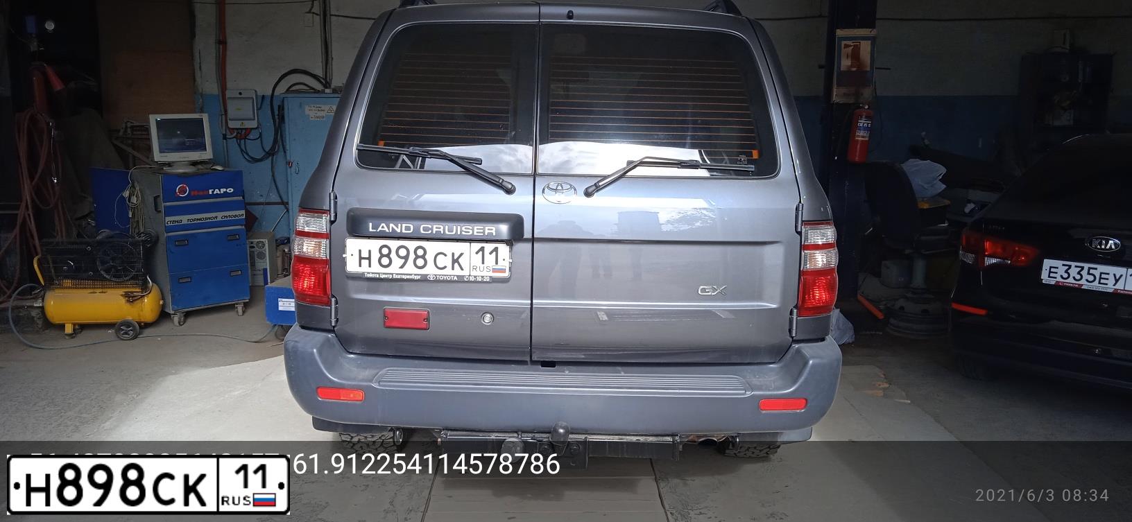 Фото автомобиля TOYOTA LANDCRUISER, 2003 — госномер Н898СК11. Цвет: СЕРЫЙ