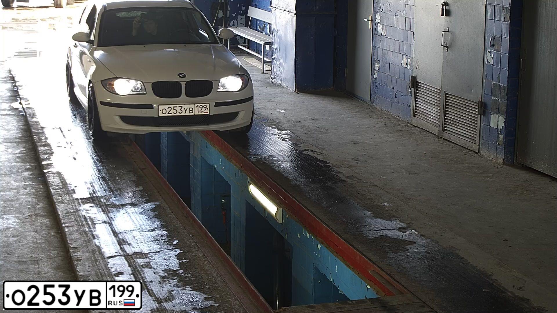 Фото автомобиля BMW SERIE 1, 2009 — госномер К116АА250. Цвет: Белый
