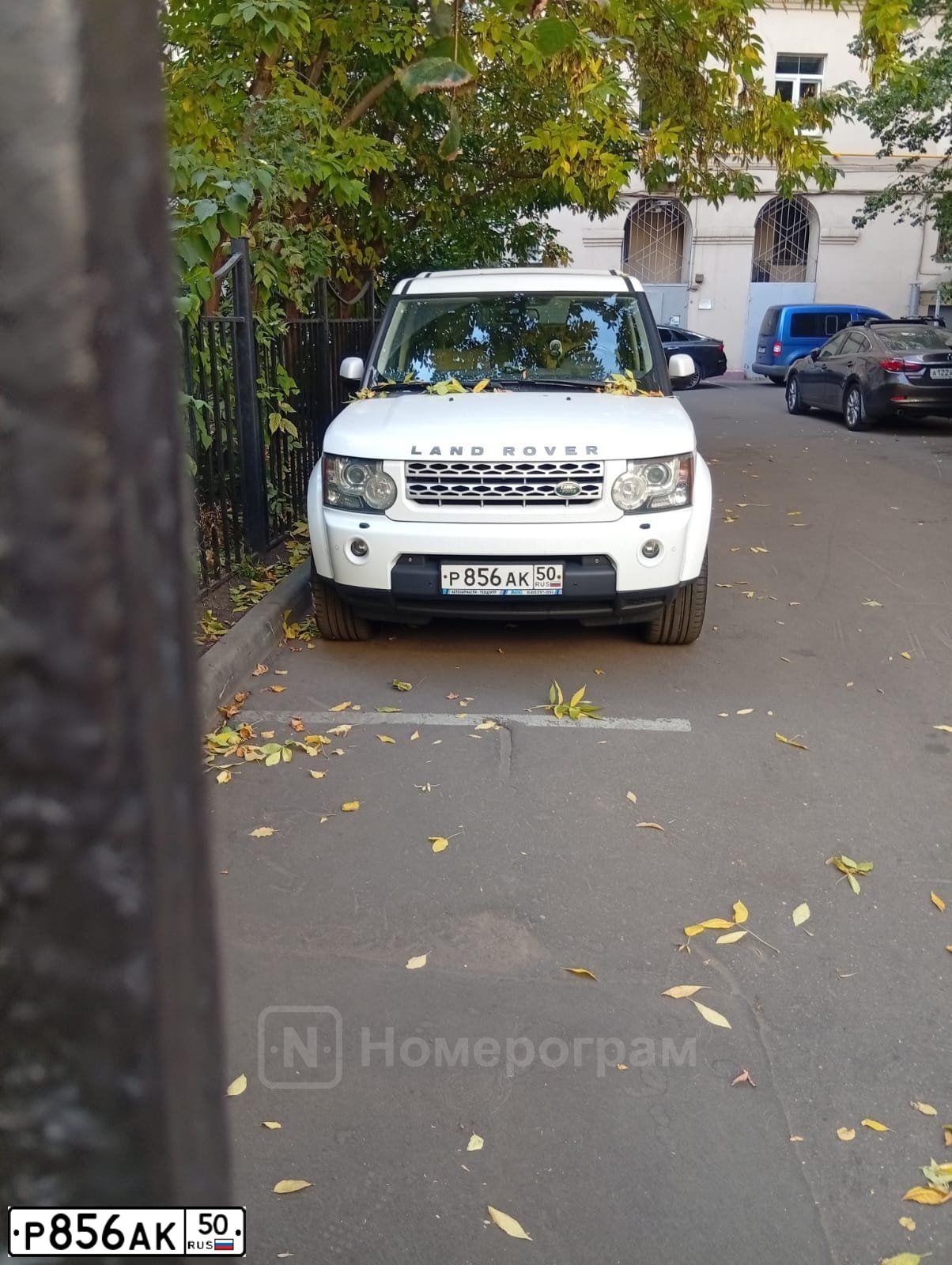 Фото автомобиля LANDROVER DISCOVERY, 2012 — госномер Р856АК50. Цвет: БЕЛЫЙ ЯРКИЙ
