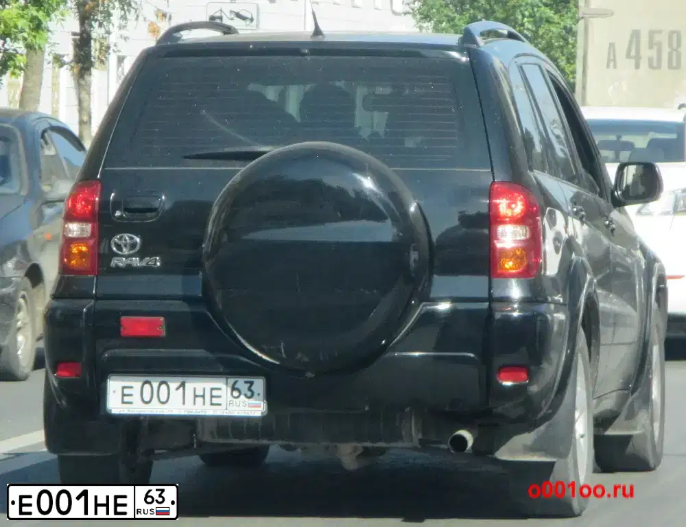 Фото автомобиля TOYOTA RAV4, 2004 — госномер Е001НЕ63. Цвет: ЧЕРНЫЙ