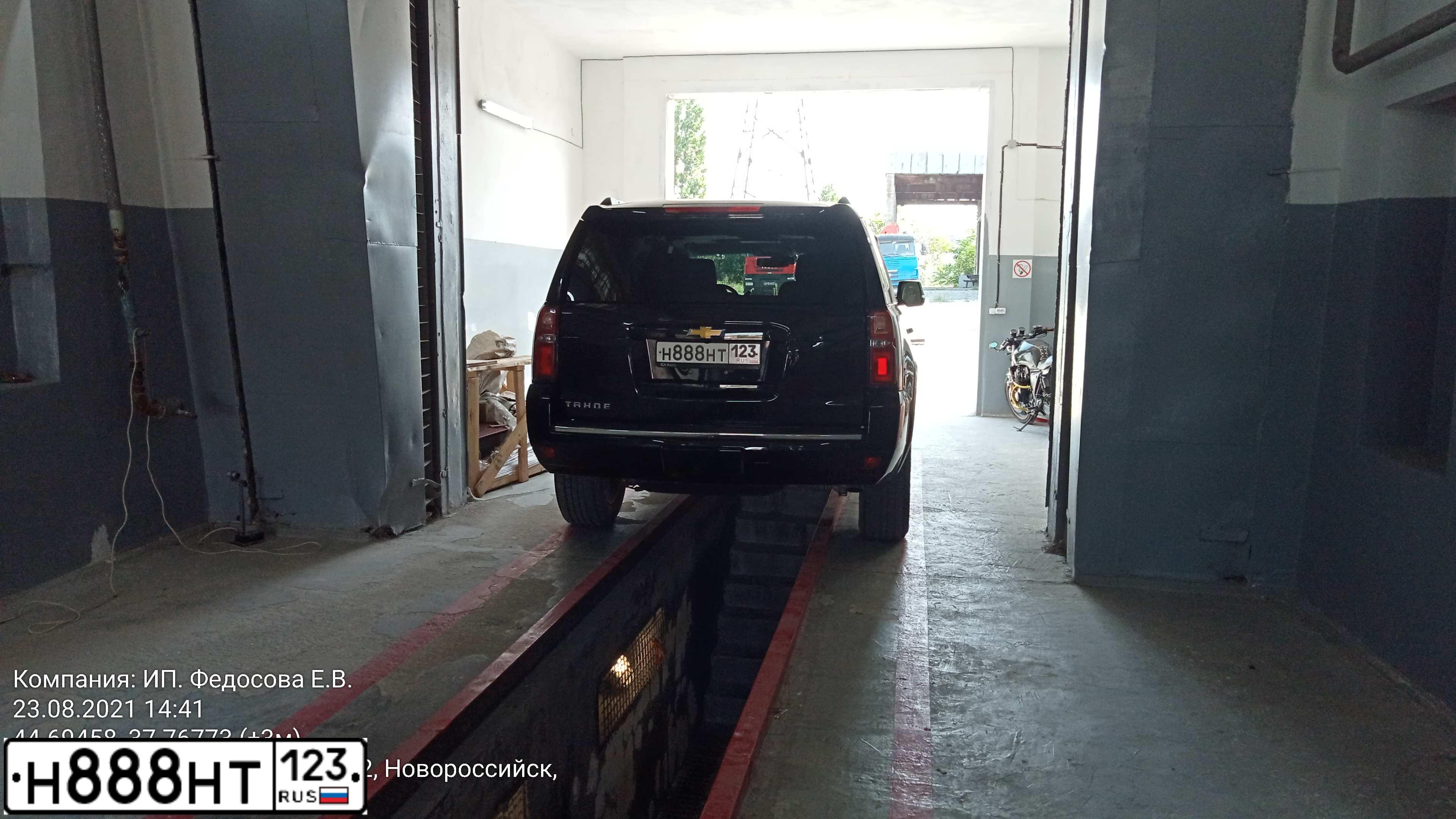 Фото автомобиля CHEVROLET TAHOE, 2016 — госномер Е741ММ156. Цвет: ЧЕРНЫЙ