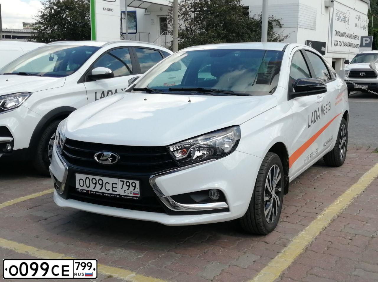 Фото автомобиля LADA VESTA, 2019 — госномер О099СЕ799. Цвет: Белый