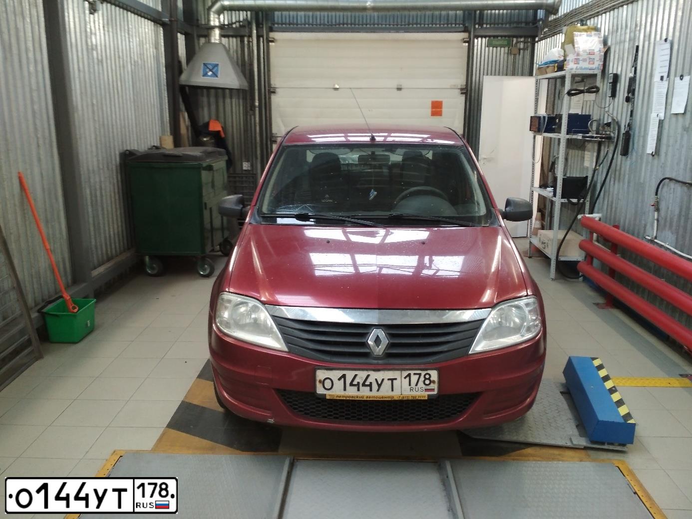 Фото автомобиля RENAULT LOGAN, 2010 — госномер О144УТ178. Цвет: КРАСНЫЙ