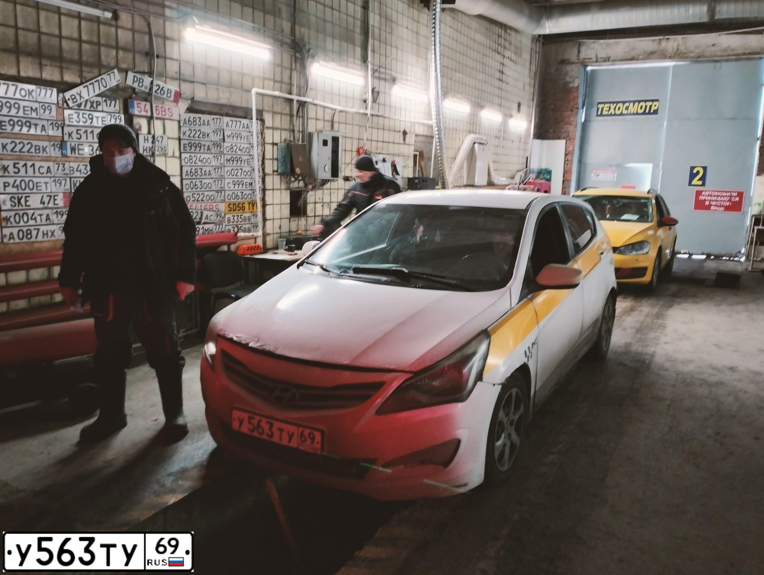 Фото автомобиля HYUNDAI SOLARIS, 2014 — госномер У563ТУ69. Цвет: БЕЛЫЙ ЖЕЛТЫЙ СЕРЫЙ