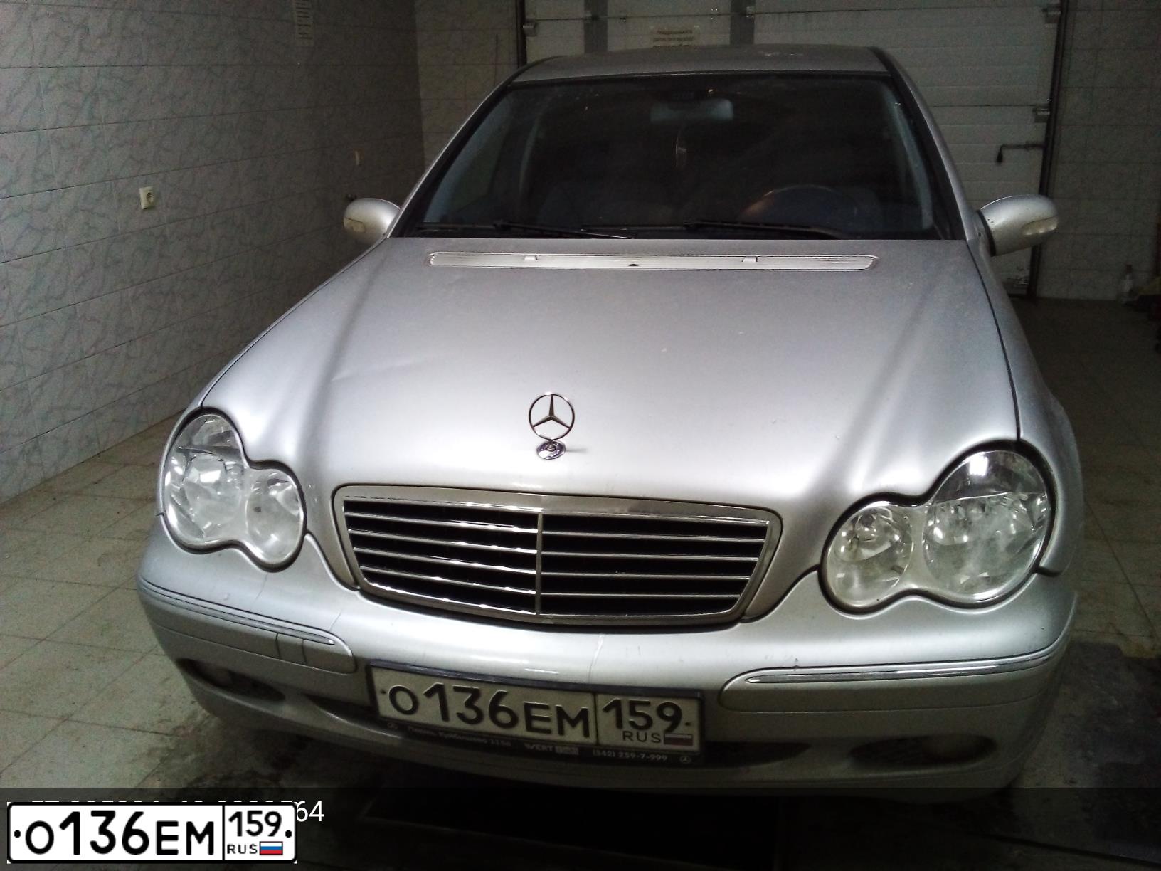 Фото автомобиля MERCEDES C-KLASSE, 2003 — госномер Р252КА196. Цвет: СЕРЕБРИСТЫЙ