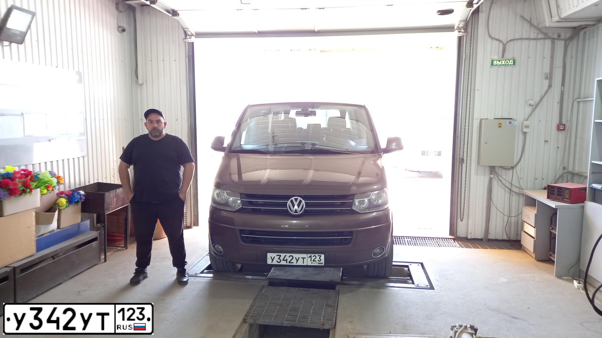 Фото автомобиля VOLKSWAGEN MULTIVAN, 2010 — госномер Н969ХТ180. Цвет: Коричневый