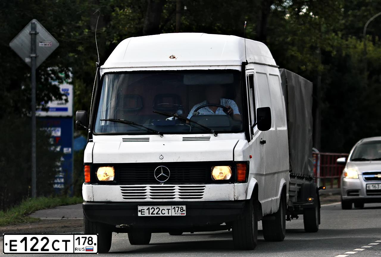 Фото автомобиля MERCEDES SPRINTER, 1995 — госномер Е122СТ178. Цвет: БЕЛЫЙ