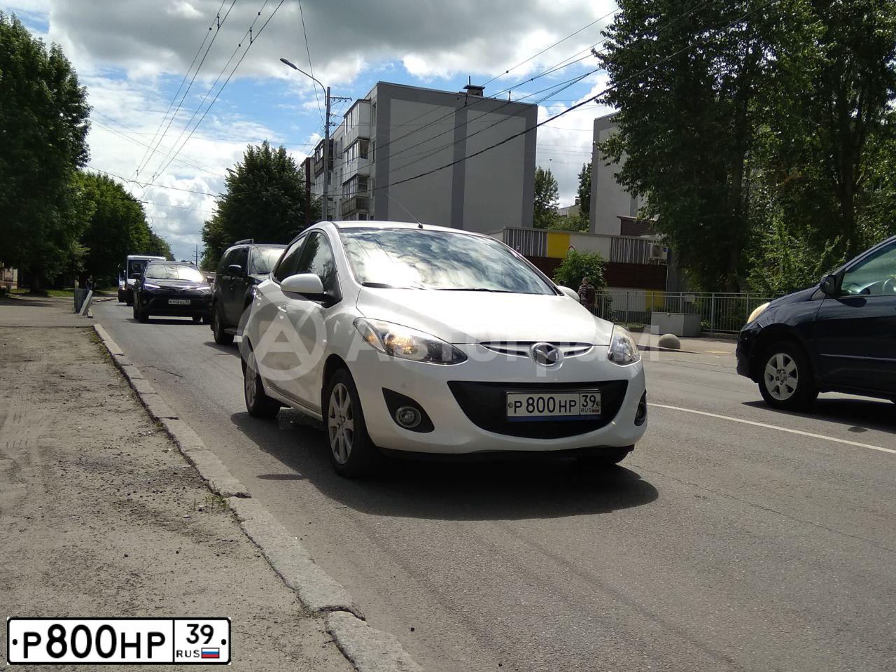 Фото автомобиля MAZDA 2, 2011 — госномер С343АК50. Цвет: Белый