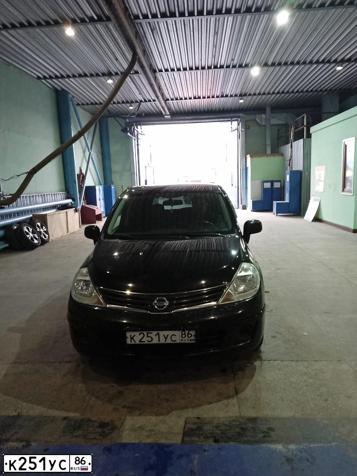 Фото автомобиля NISSAN TIIDA, 2011 — госномер К251УС86. Цвет: ЧЕРНЫЙ