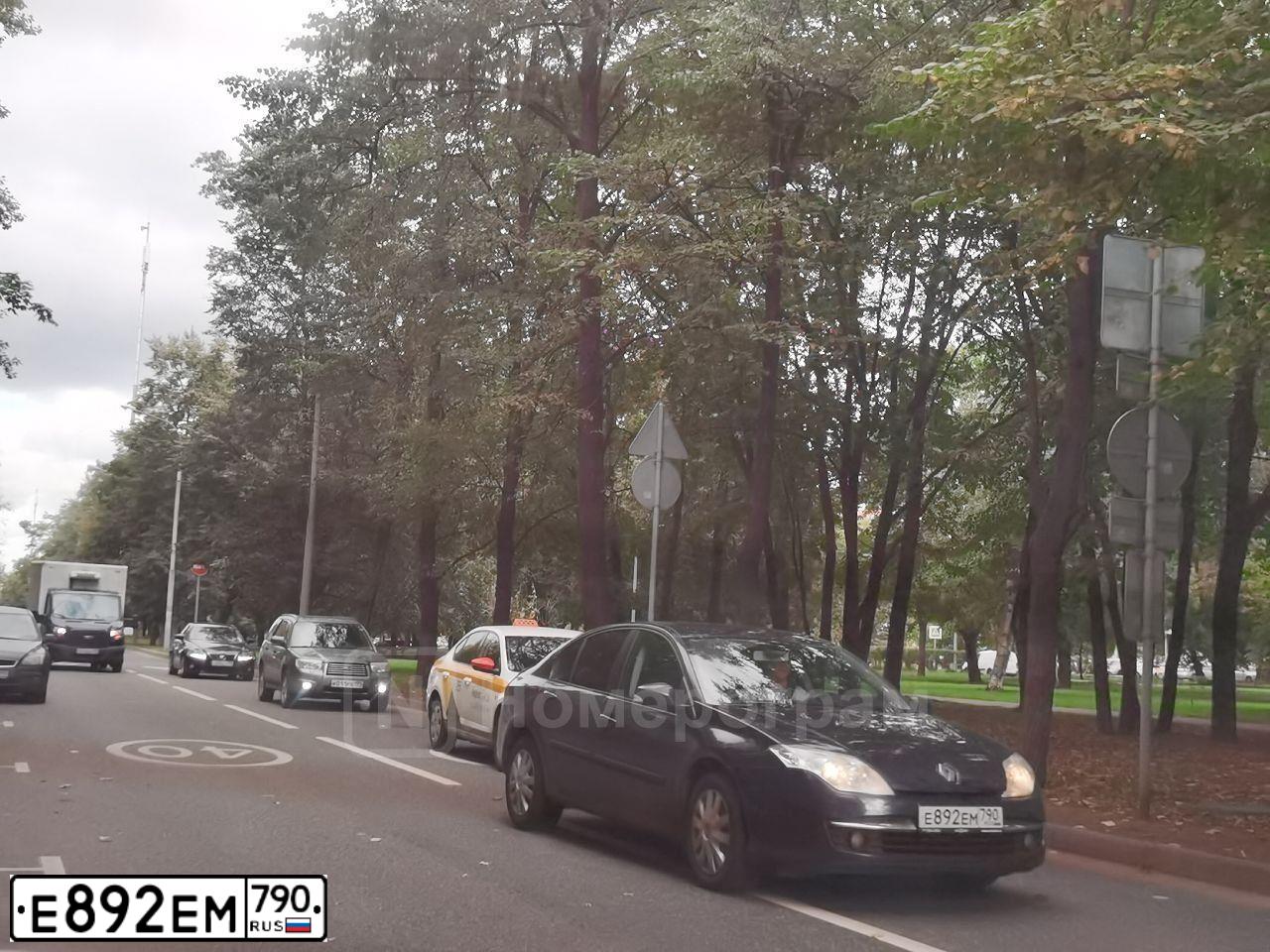 Фото автомобиля RENAULT LAGUNA, 2008 — госномер С004ТВ199. Цвет: ТЕМНО-СИНИЙ