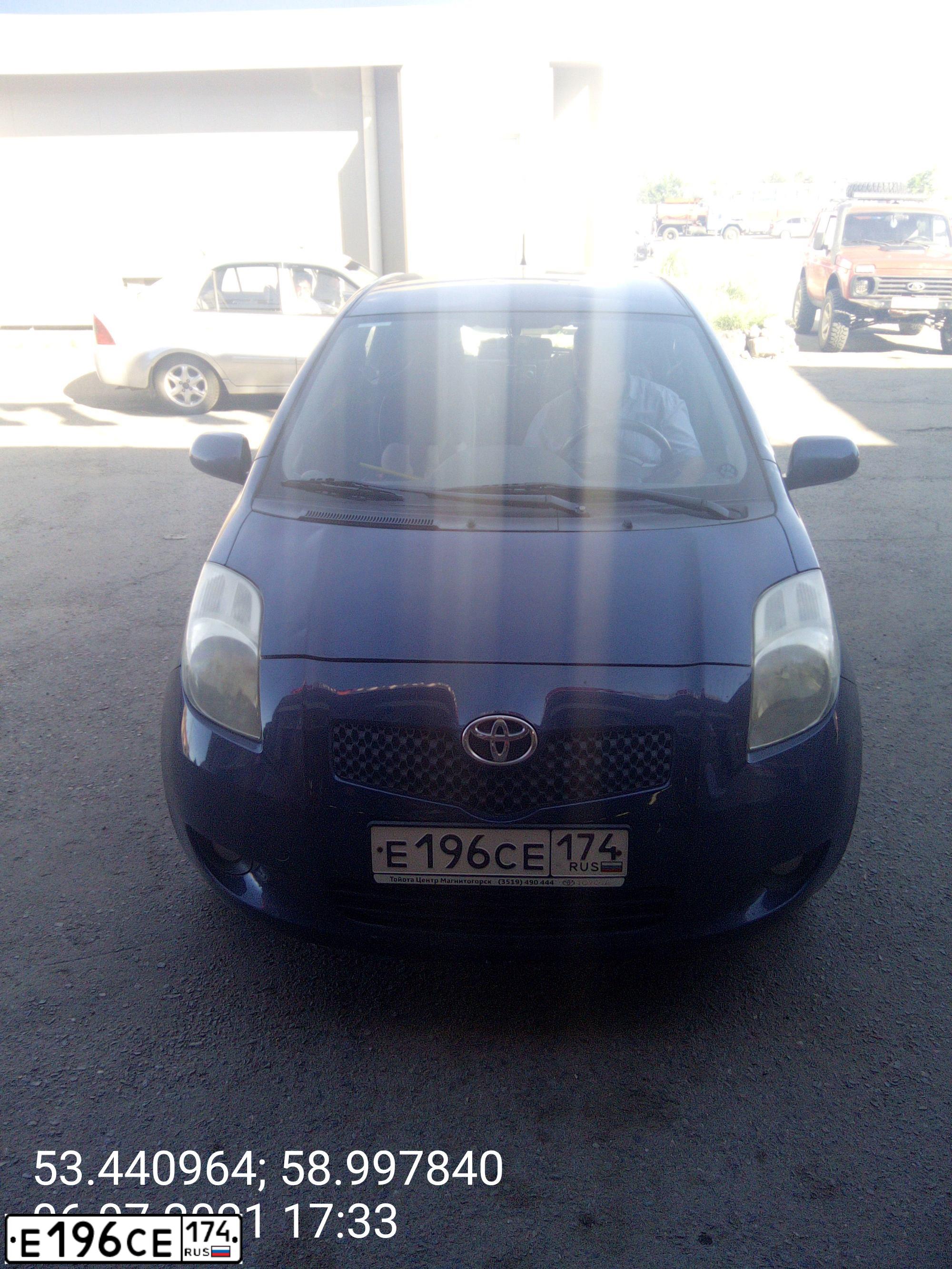 Фото автомобиля TOYOTA YARIS, 2008 — госномер Е196СЕ174. Цвет: Темно-синий