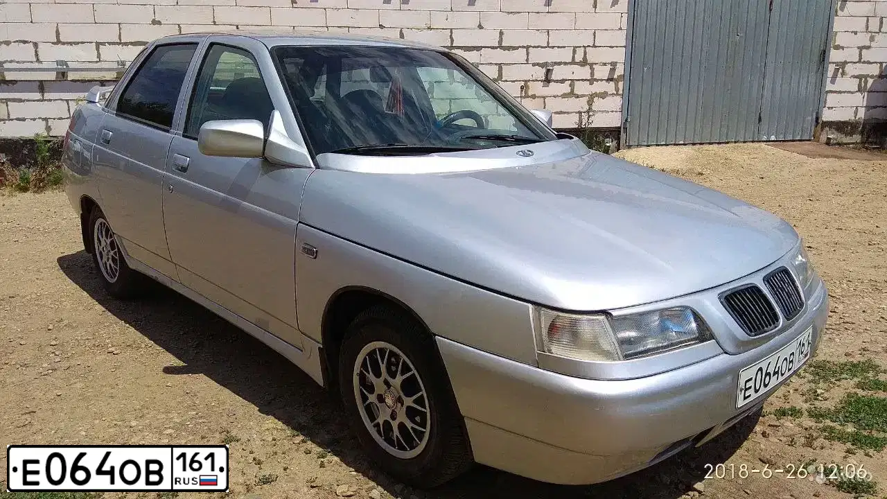 Фото автомобиля LADA 2110, 2005 — госномер Е064ОВ161. Цвет: серебристый