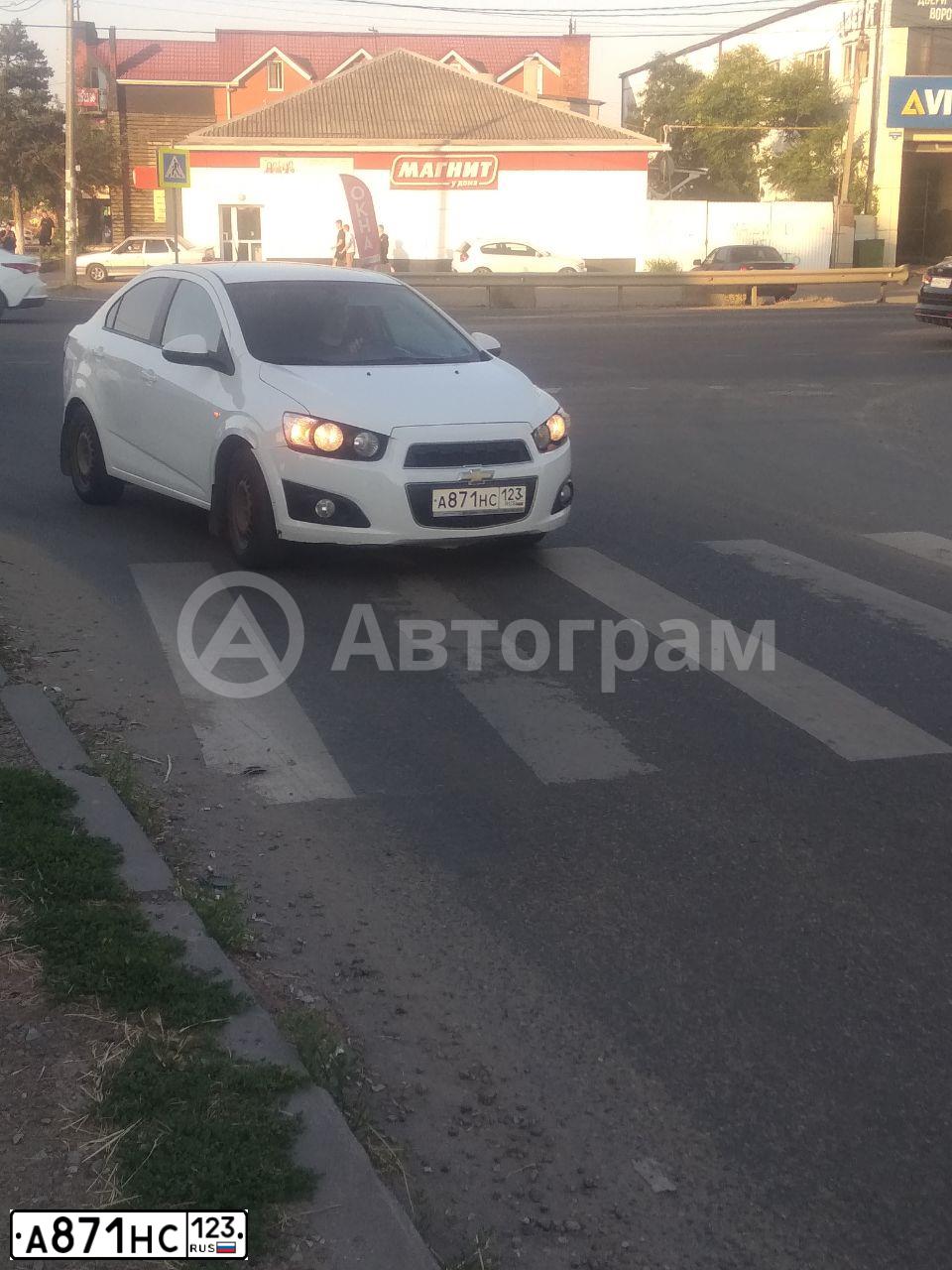 Фото автомобиля CHEVROLET AVEO, 2013 — госномер А871НС123. Цвет: БЕЛЫЙ
