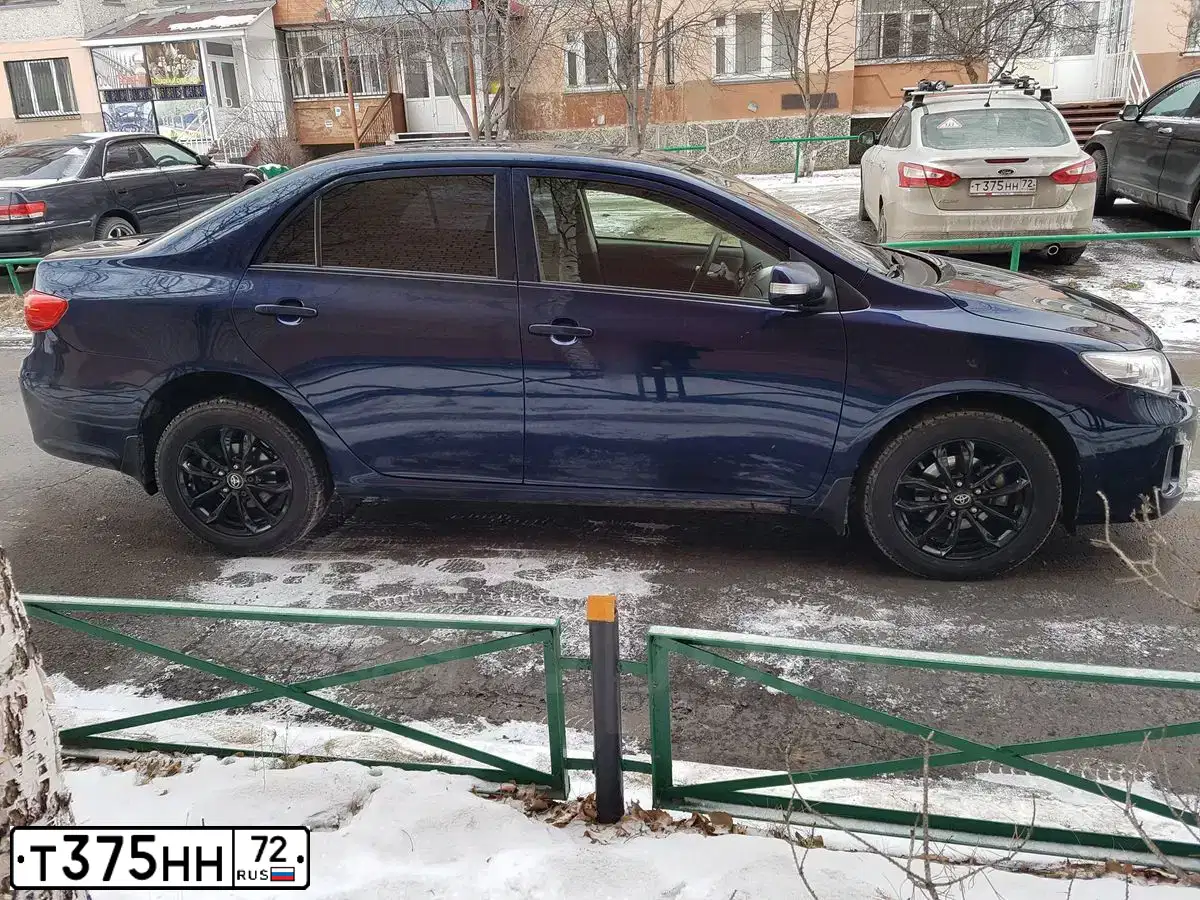 Фото автомобиля FORD FOCUS, 2011 — госномер У200КУ72. Цвет: Серебристый