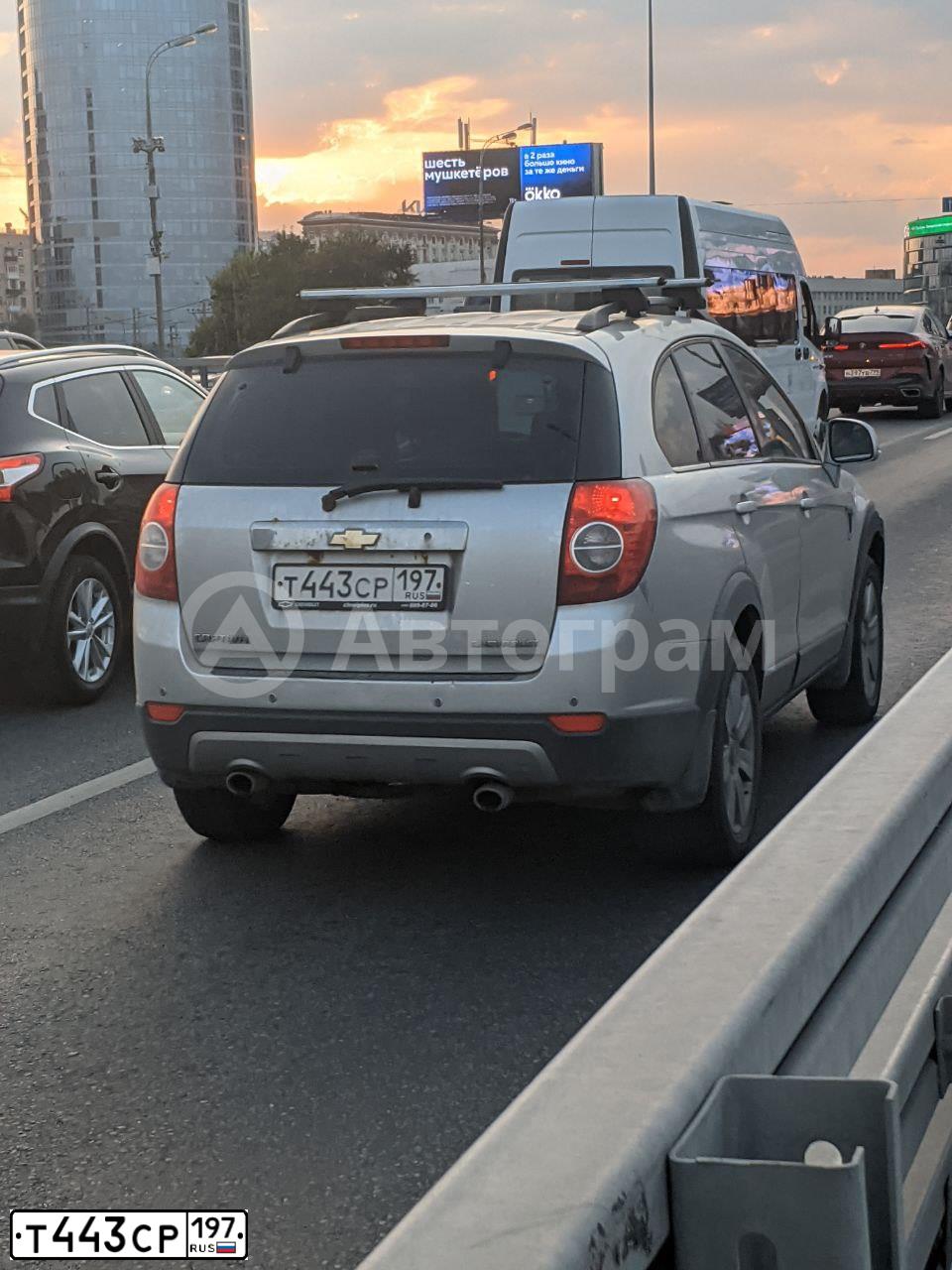 Фото автомобиля CHEVROLET CAPTIVA, 2010 — госномер Т443СР197. Цвет: СЕРЫЙ