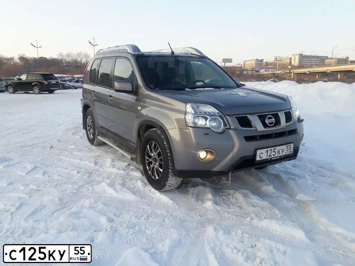 Фото автомобиля NISSAN X-TRAIL, 2011 — госномер С125КУ55. Цвет: СЕРЫЙ