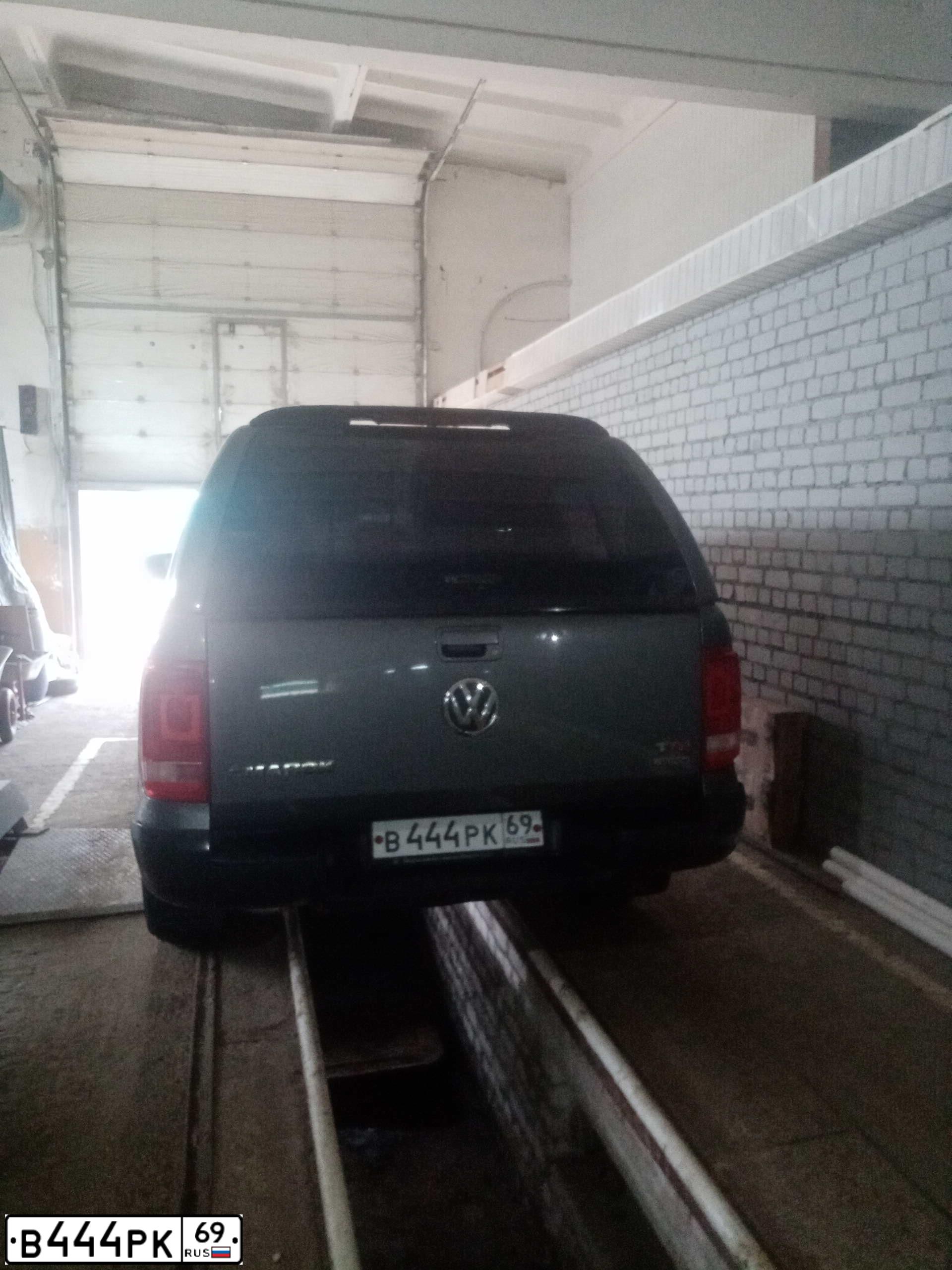 Фото автомобиля VOLKSWAGEN AMAROK, 2012 — госномер В444РК69. Цвет: СЕРЫЙ