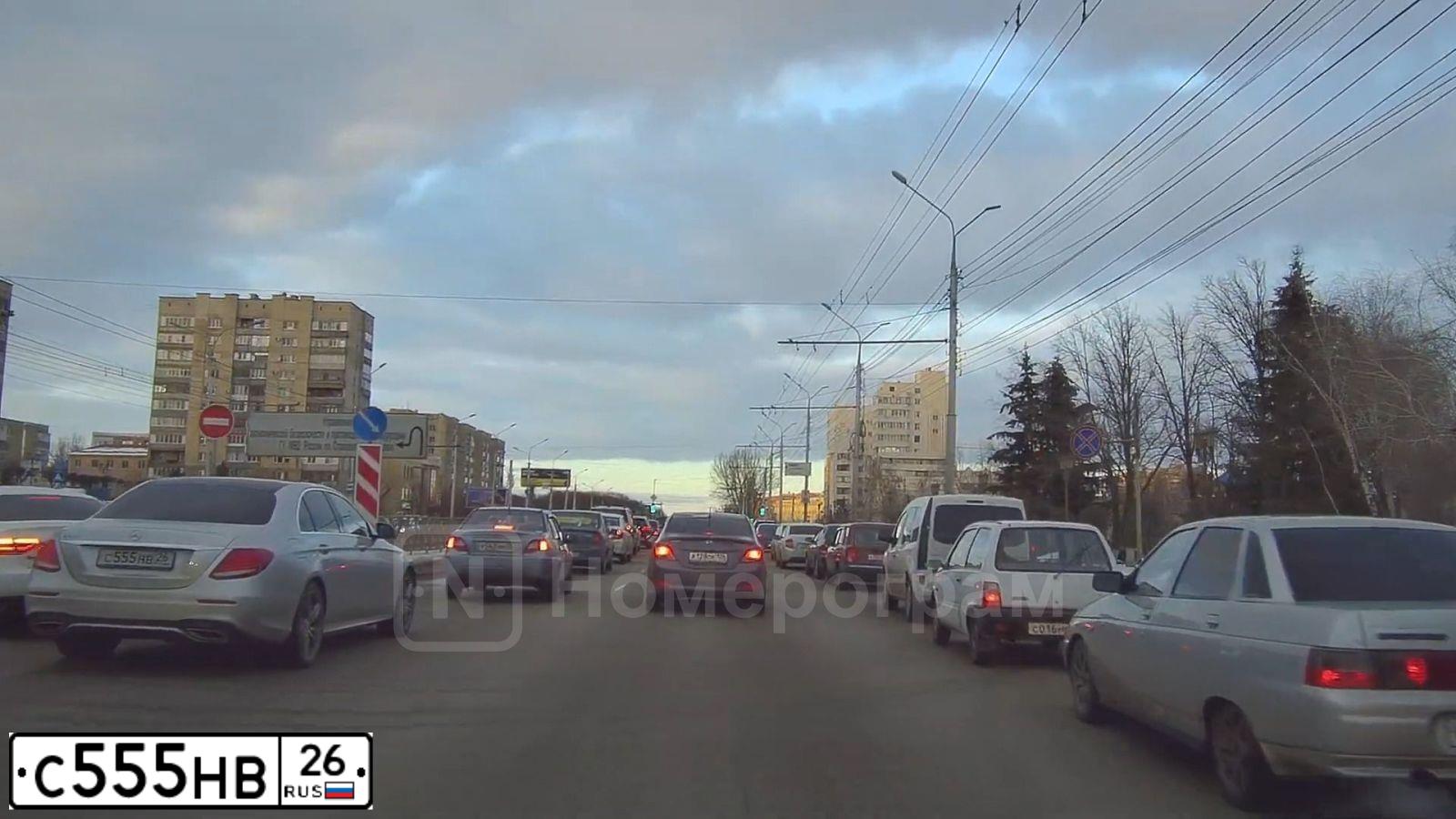 Фото автомобиля MERCEDES-BENZ E200, 2016 — госномер О074КН126. Цвет: СЕРЕБРИСТЫЙ