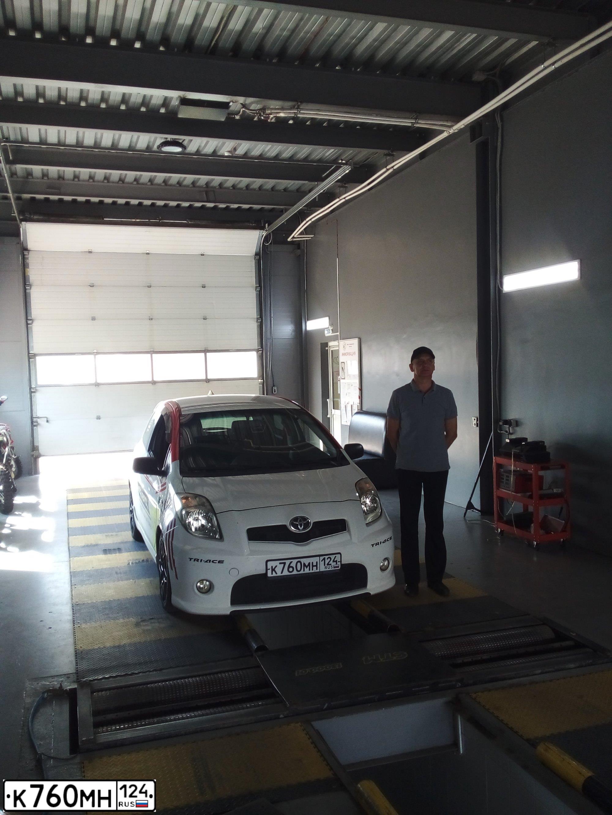Фото автомобиля TOYOTA YARIS, 2008 — госномер К760МН124. Цвет: Белый
