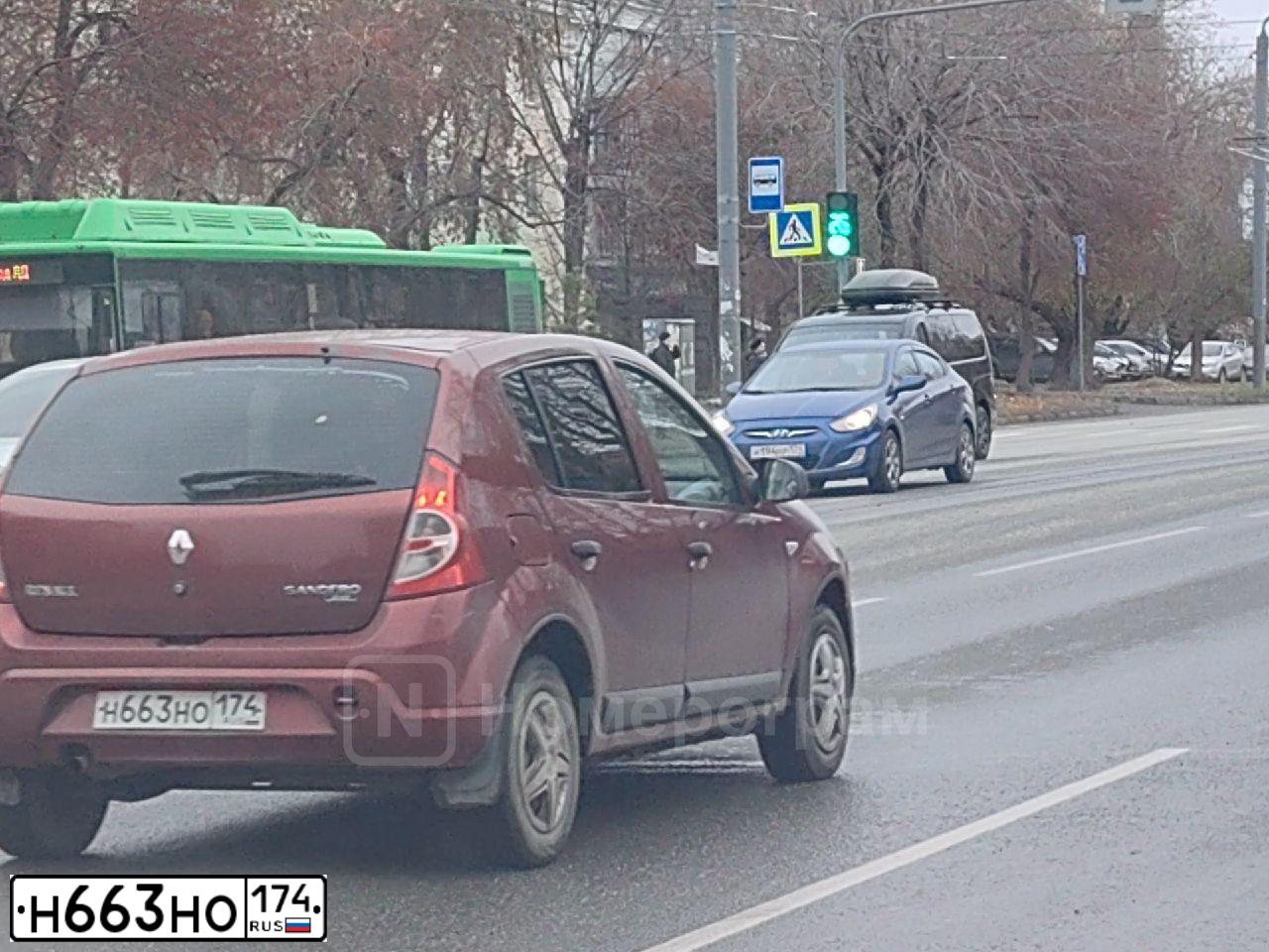 Фото автомобиля RENAULT SANDERO, 2011 — госномер Н663НО174. Цвет: КРАСНЫЙ