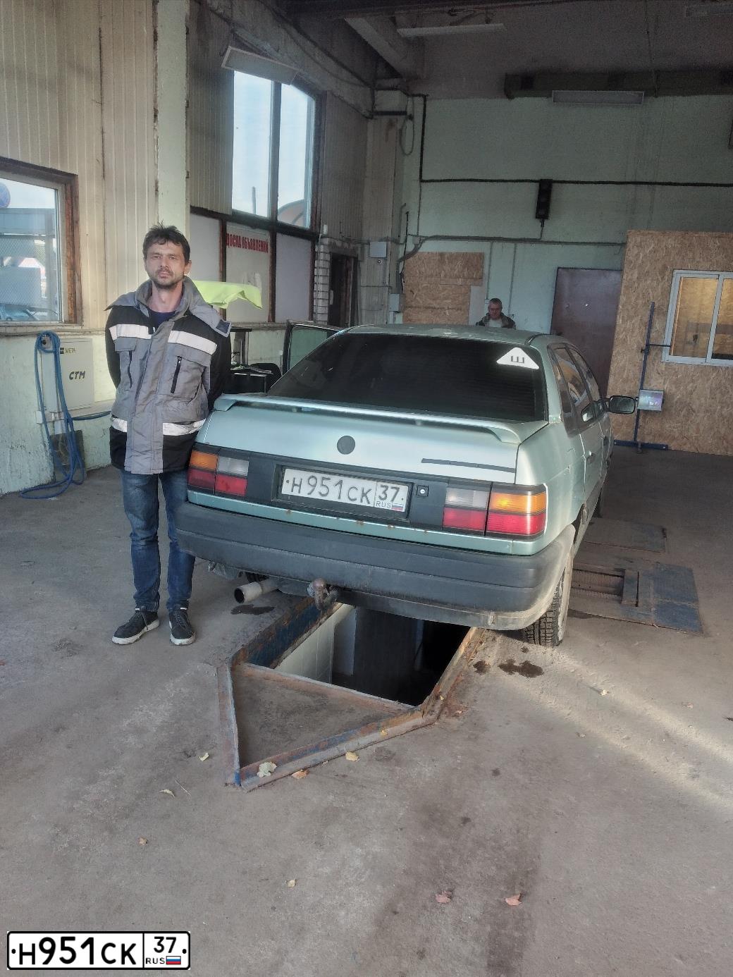 Фото автомобиля VOLKSWAGEN PASSAT, 1989 — госномер Н951СК37. Цвет: СВЕТЛО-ЗЕЛЕНЫЙ