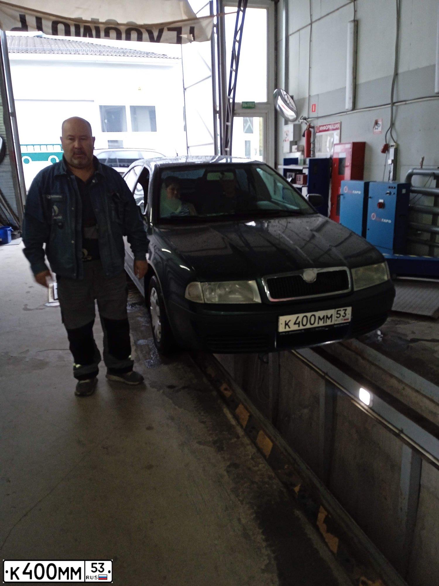 Фото автомобиля SKODA OCTAVIA, 2007 — госномер К400ММ53. Цвет: ЗЕЛЕНЫЙ