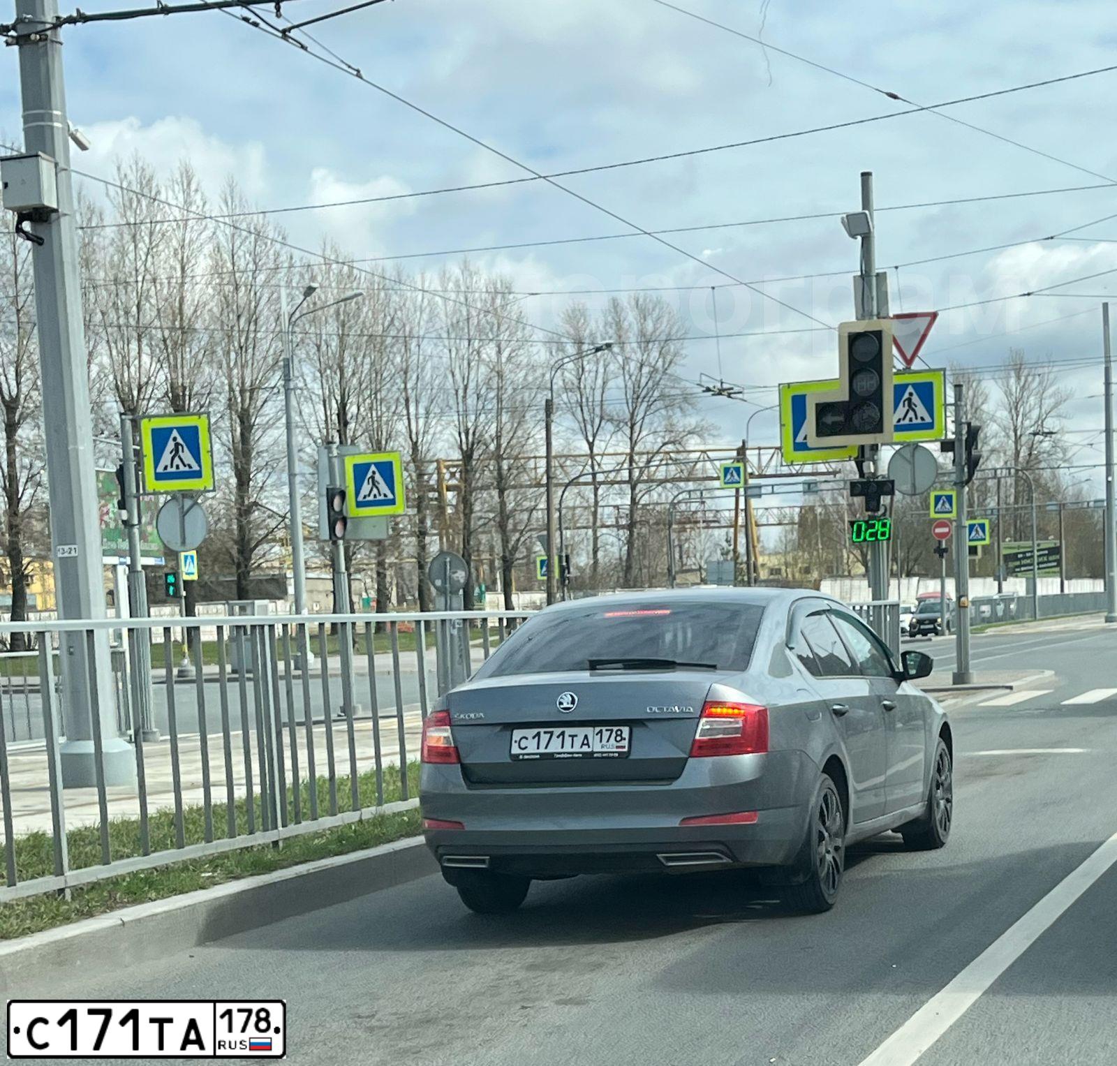 Фото автомобиля SKODA OCTAVIA, 2014 — госномер К667ВС53. Цвет: ТЕМНО-СЕРЫЙ