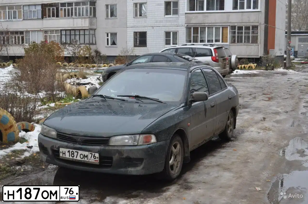 Фото автомобиля MITSUBISHI LANCER, 1996 — госномер Н187ОМ76. Цвет: Темно-зеленый