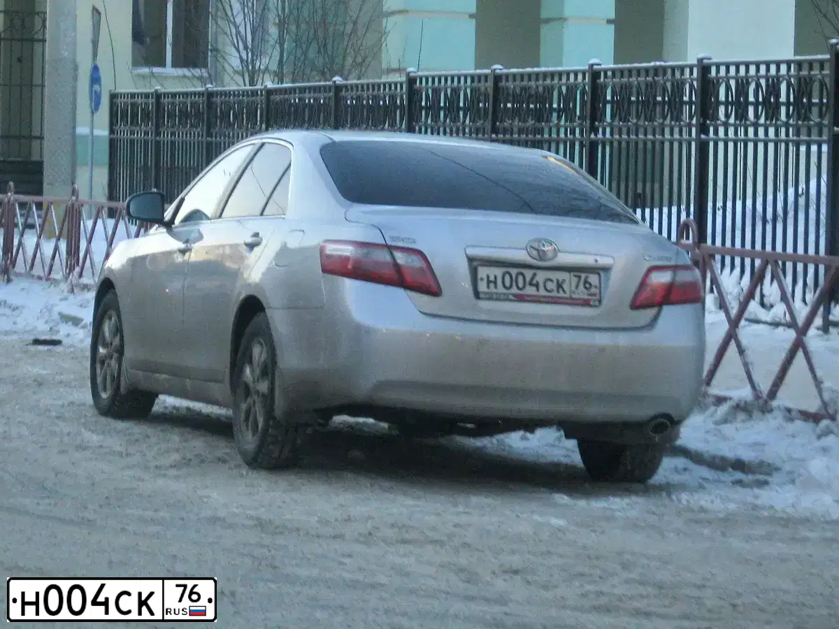 Фото автомобиля TOYOTA CAMRY, 2011 — госномер М276КТ790. Цвет: СВЕТЛО-СЕРЫЙ