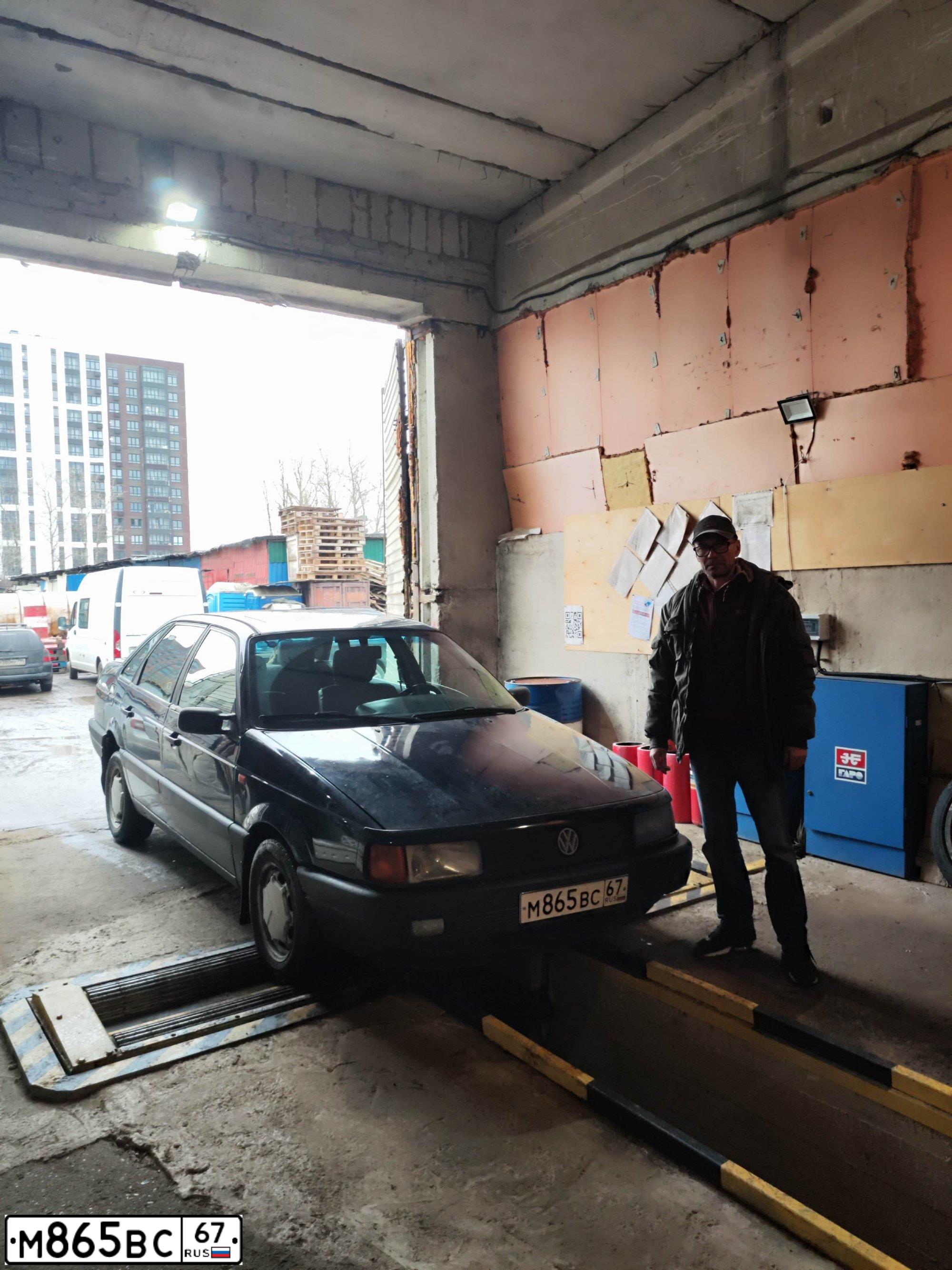 Фото автомобиля VOLKSWAGEN PASSAT, 1992 — госномер М865ВС67. Цвет: синий