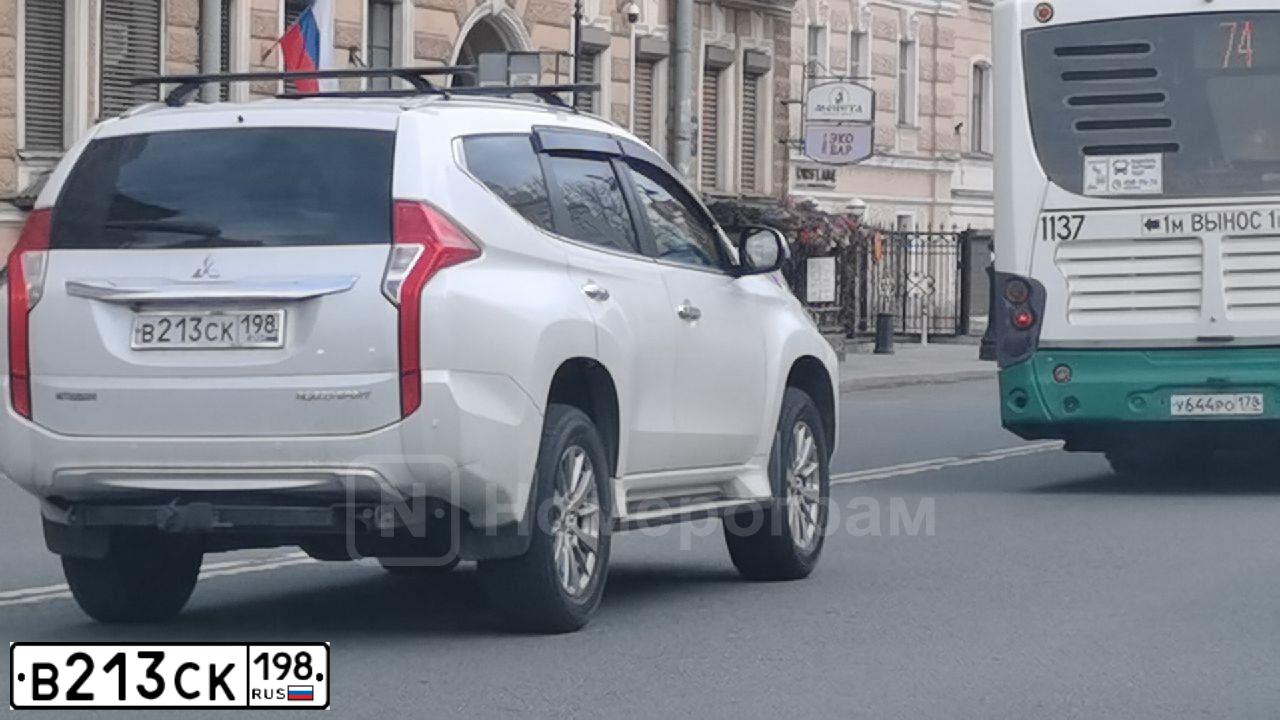 Фото автомобиля MITSUBISHI PAJERO SPORT, 2018 — госномер В213СК198. Цвет: Белый