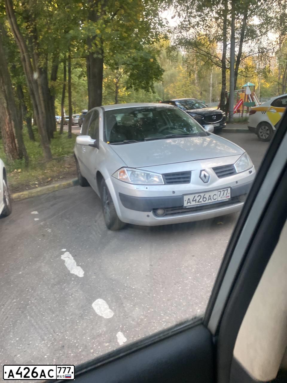 Фото автомобиля RENAULT MEGANE, 2005 — госномер А426АС777. Цвет: СЕРО-ГОЛУБОЙ