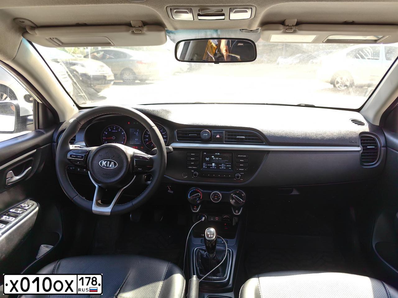 Фото автомобиля KIA RIO, 2017 — госномер Т337ВВ198. Цвет: Белый