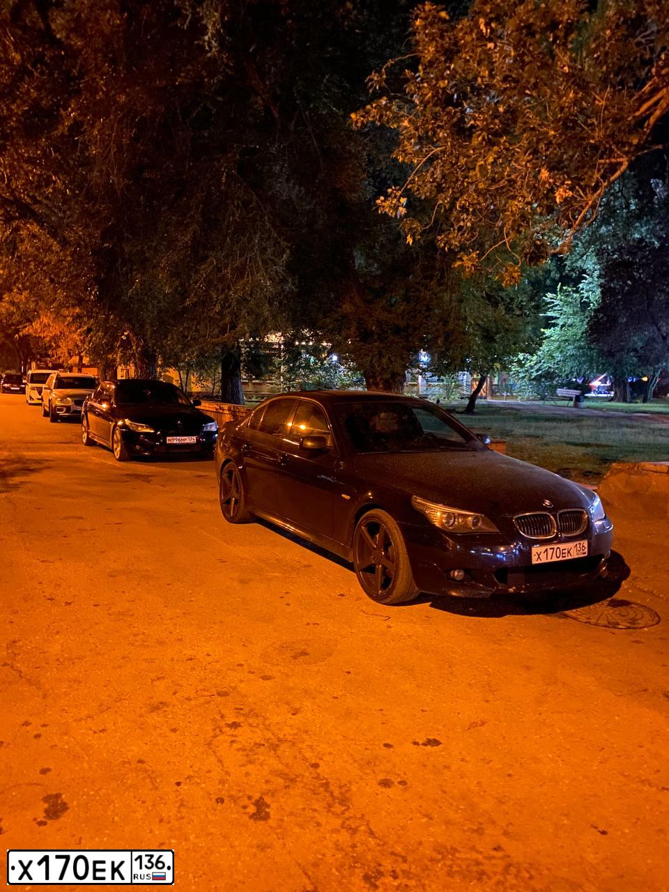 Фото автомобиля BMW SERIE 5, 2009 — госномер Х170ЕК136. Цвет: ЧЕРНЫЙ