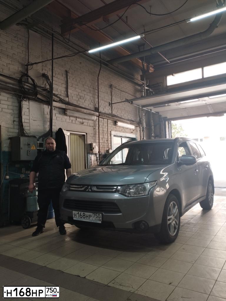 Фото автомобиля MITSUBISHI OUTLANDER, 2012 — госномер Т920КЕ58. Цвет: Серый