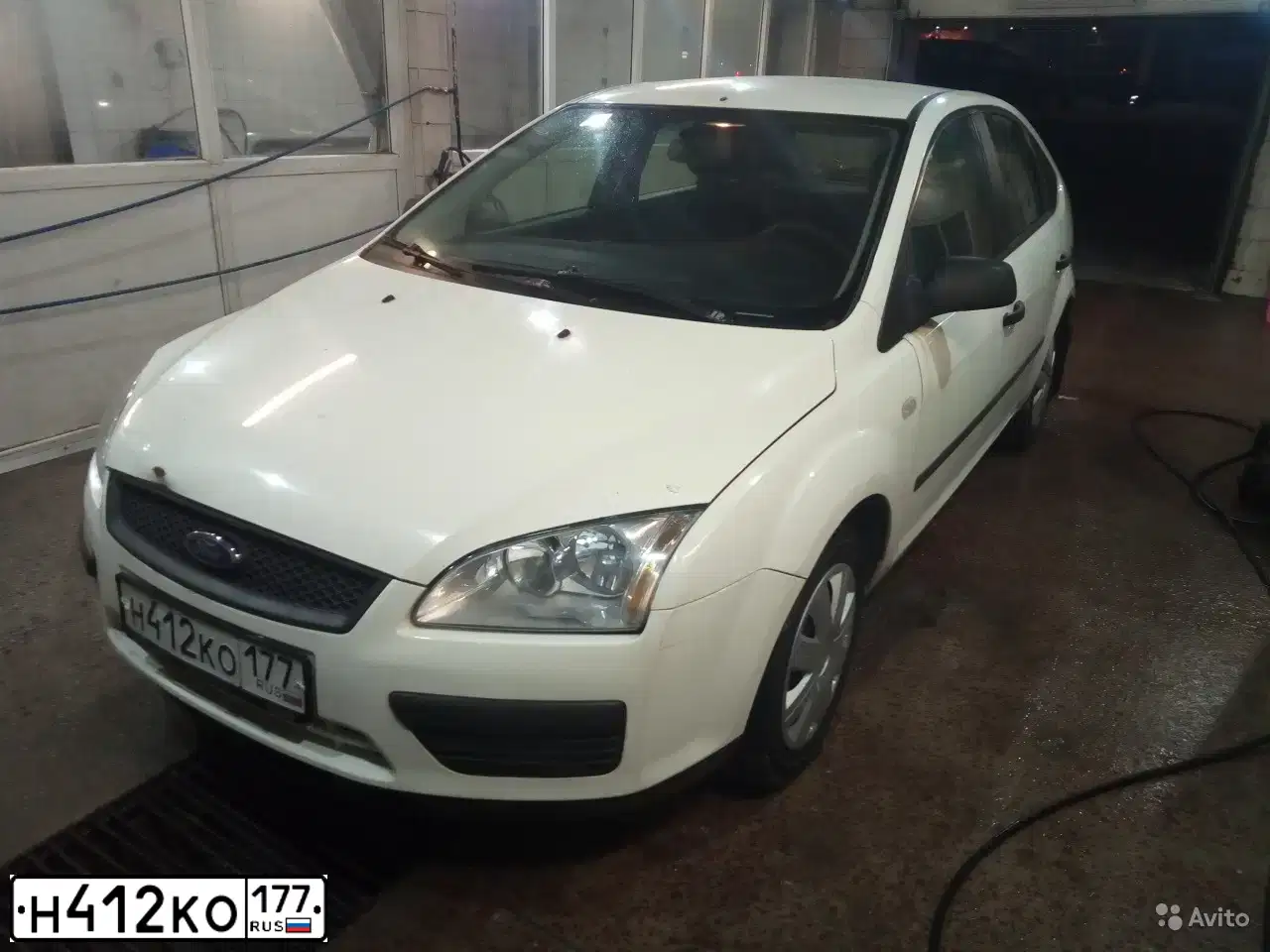 Фото автомобиля FORD FOCUS, 2006 — госномер Н412КО177. Цвет: Белый