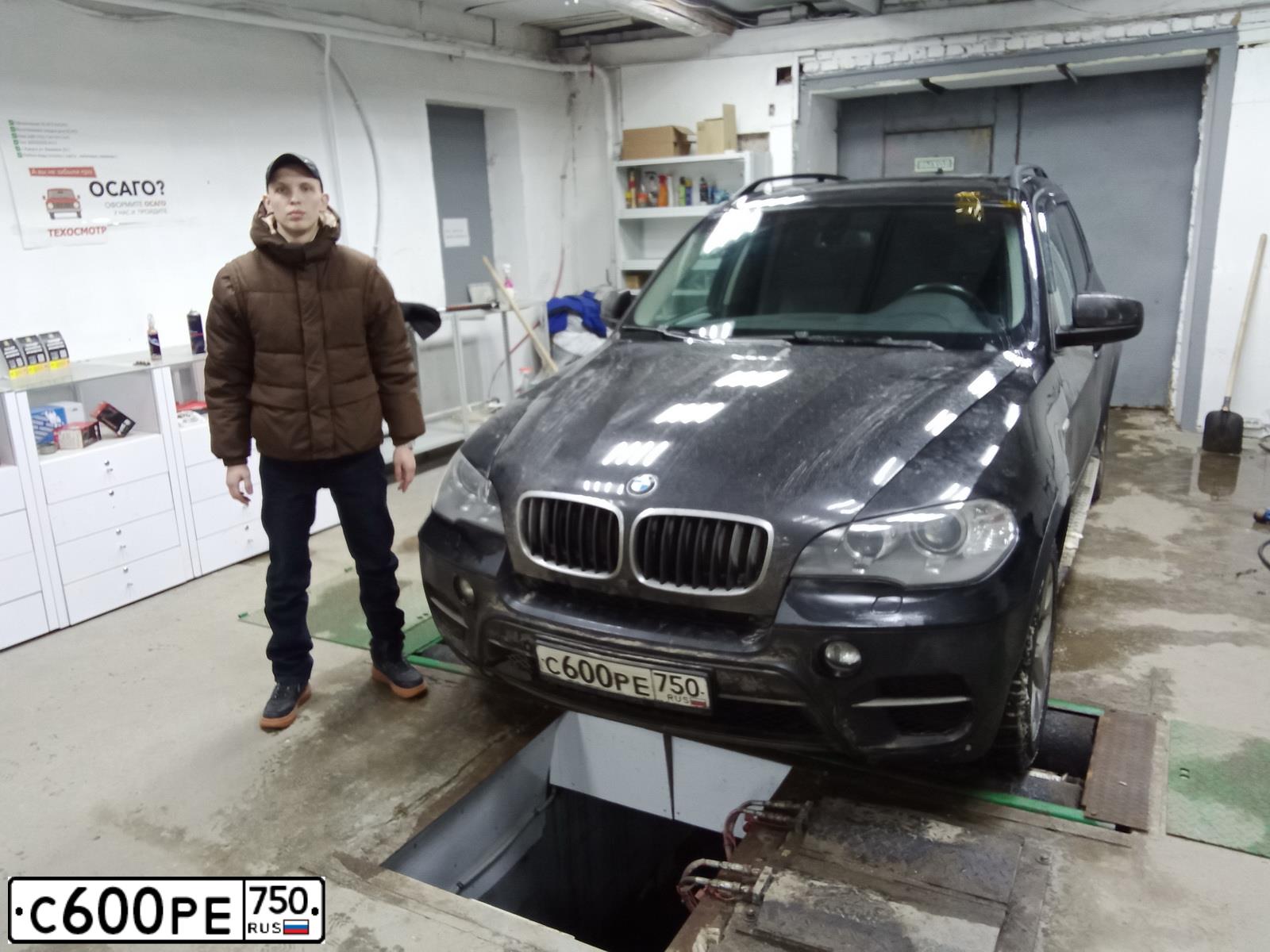 Фото автомобиля BMW X5, 2010 — госномер Р717НТ40. Цвет: ЧЕРНЫЙ