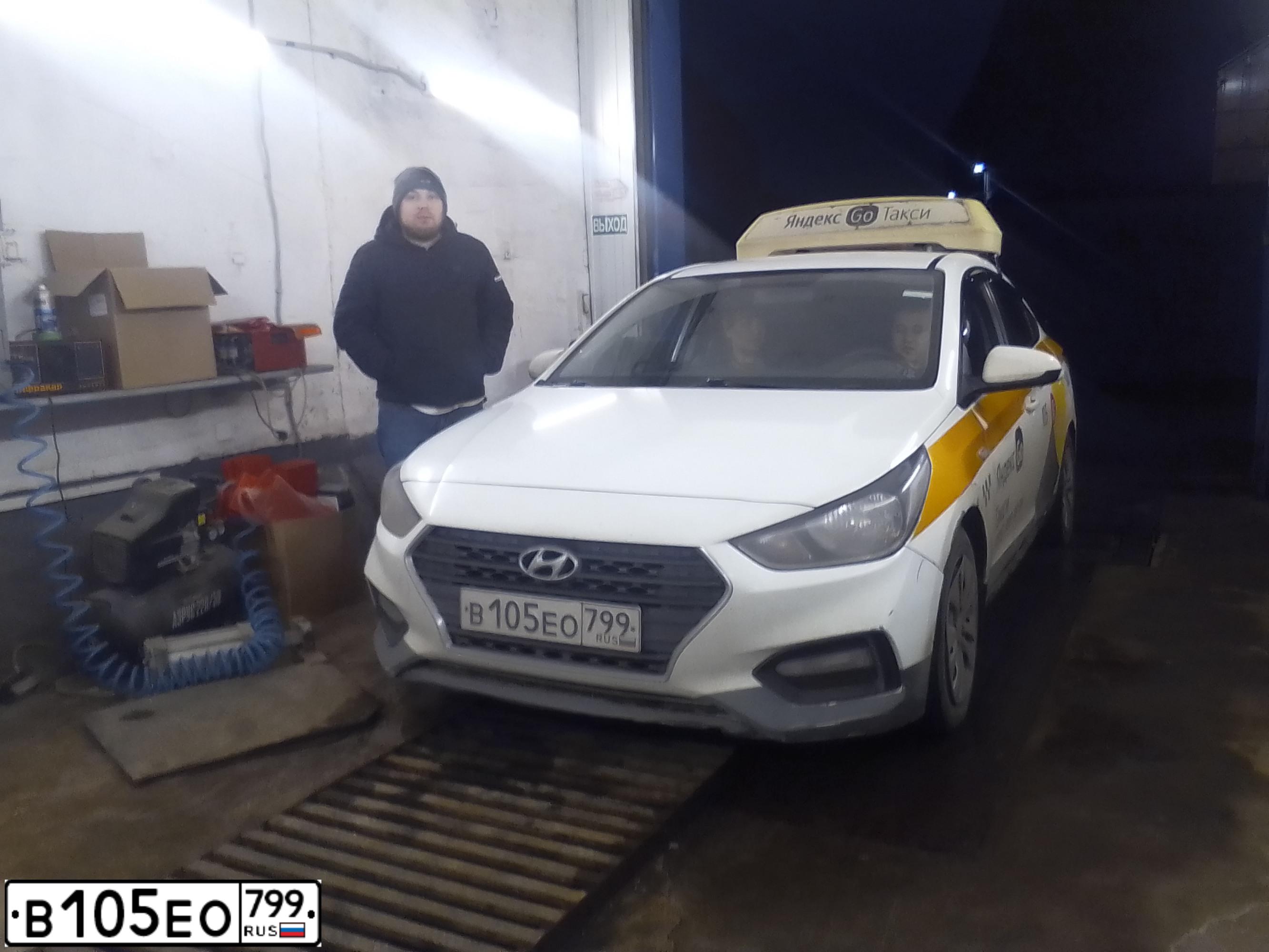 Фото автомобиля HYUNDAI SOLARIS, 2018 — госномер В105ЕО799. Цвет: БЕЛЫЙ