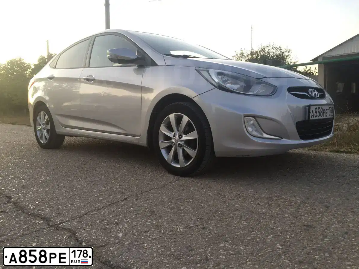 Фото автомобиля HYUNDAI SOLARIS, 2011 — госномер А858РЕ178. Цвет: Серебристый