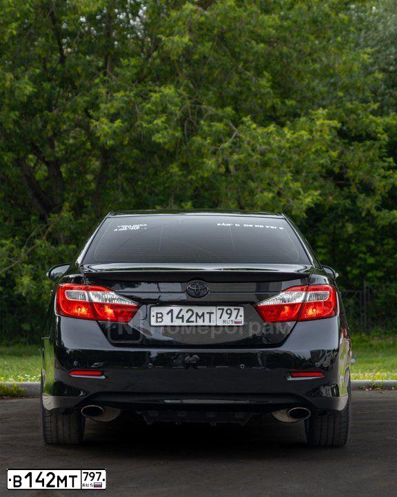 Фото автомобиля TOYOTA CAMRY, 2012 — госномер В500ЕУ777. Цвет: ЧЕРНЫЙ МЕТАЛЛИК