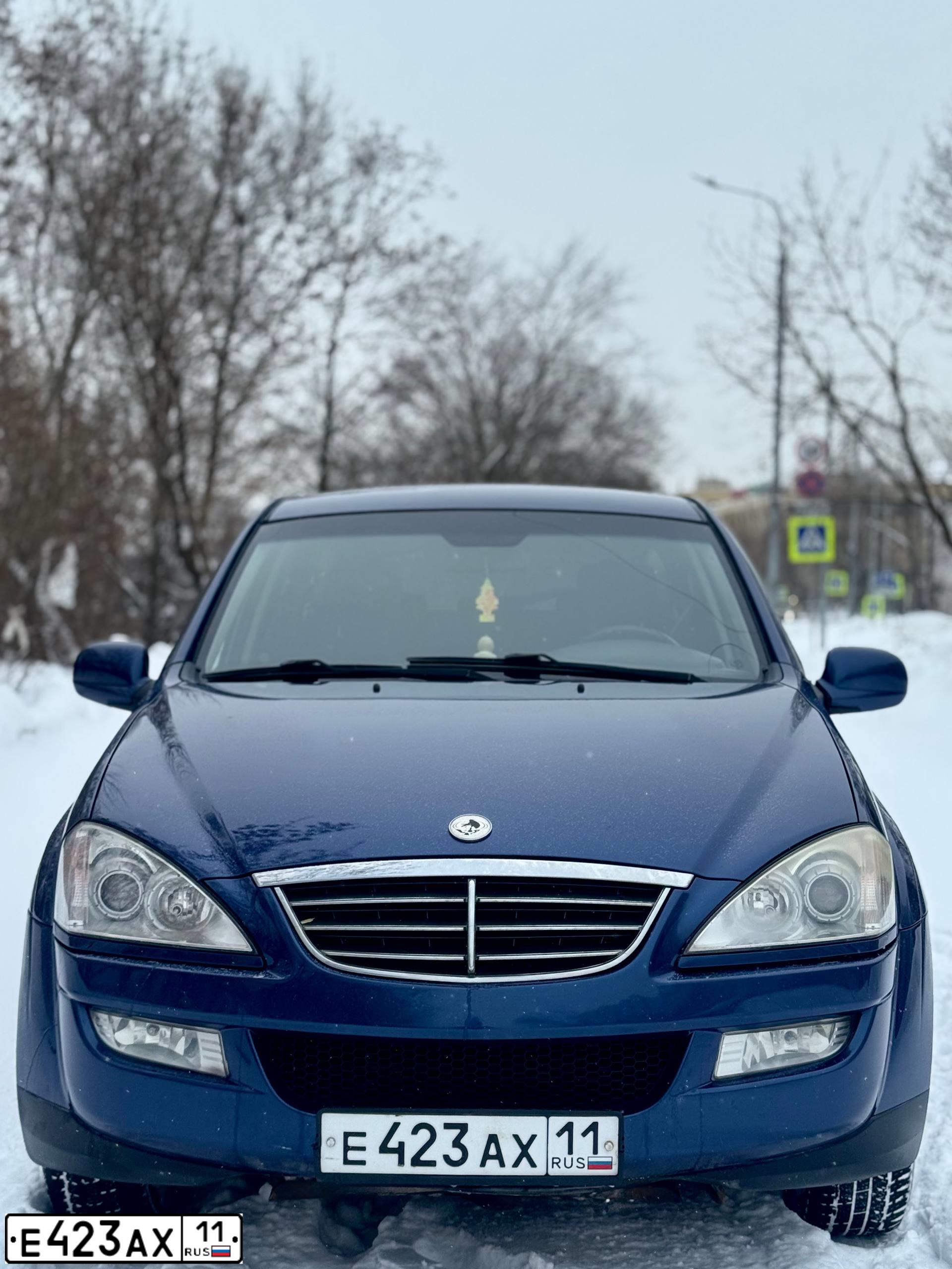 Фото автомобиля SSANGYONG KYRON, 2011 — госномер Е423АХ11. Цвет: синий