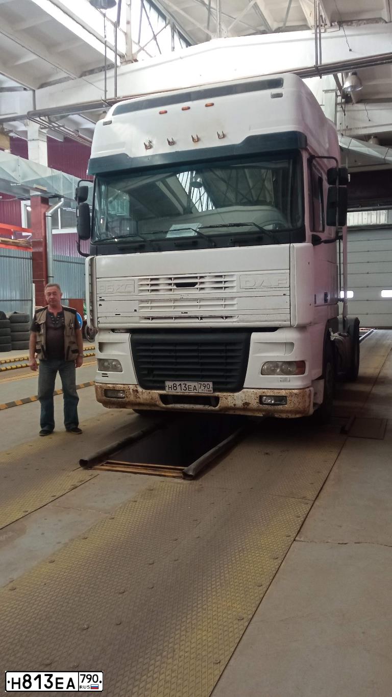Фото автомобиля DAF XF 95 FT /4X2/, 1999 — госномер Н813ЕА790. Цвет: БЕЛЫЙ