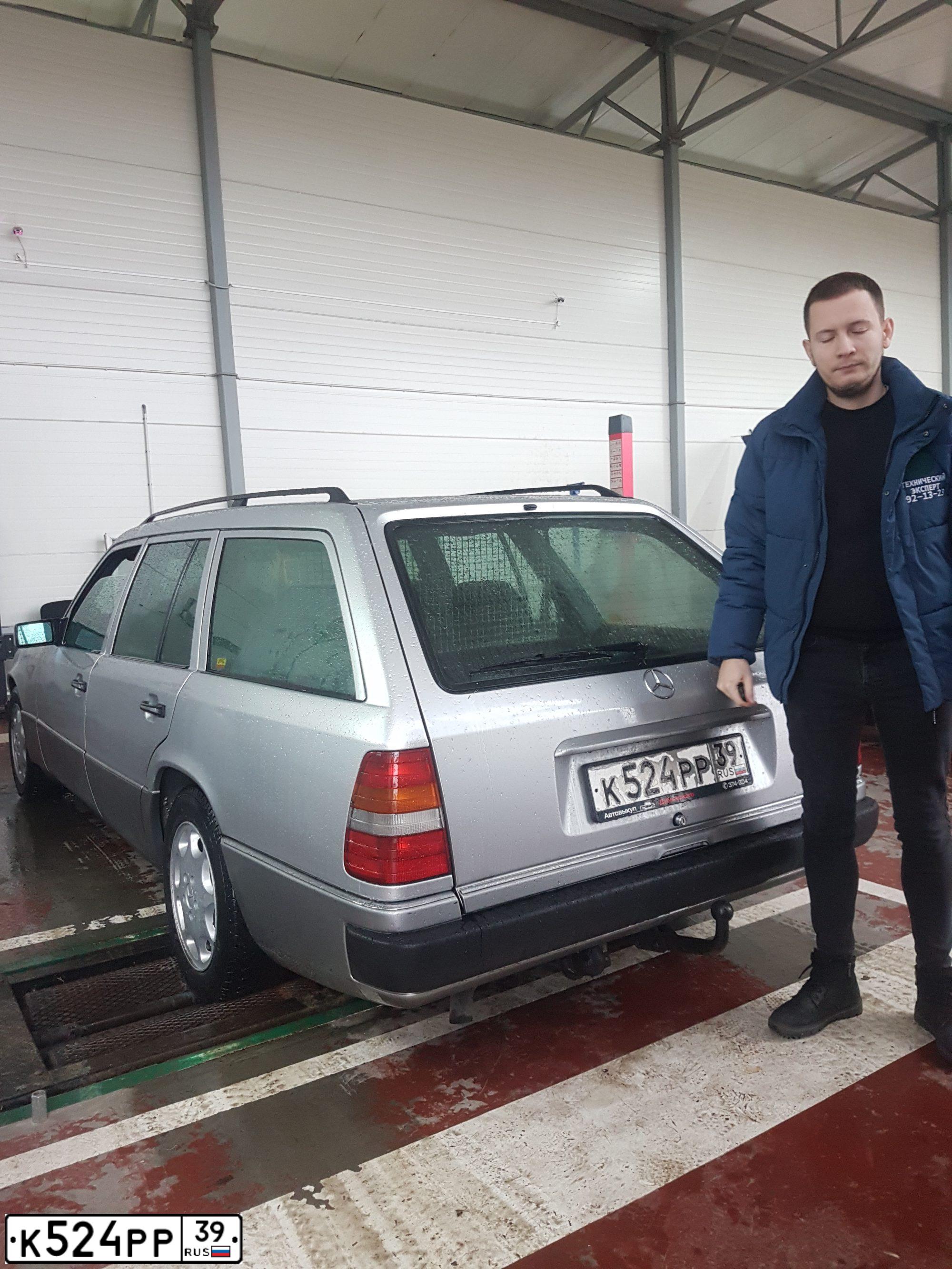 Фото автомобиля MERCEDES E-KLASSE, 1991 — госномер В293АР550. Цвет: Серебристый