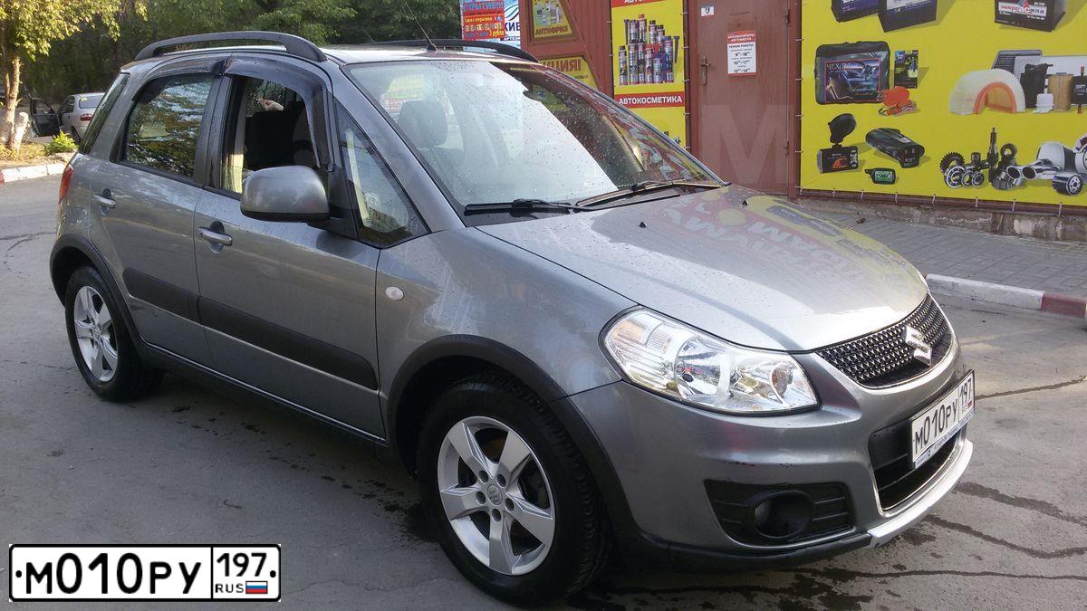 Фото автомобиля SUZUKI SX 4, 2011 — госномер М010РУ197. Цвет: СЕРЫЙ