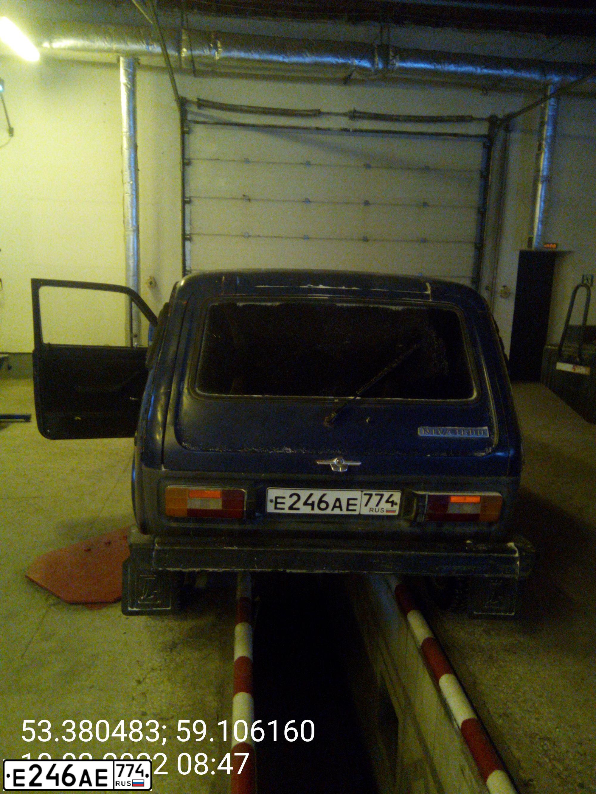 Фото автомобиля LADA 2121 NIVA, 1994 — госномер Е246АЕ774. Цвет: Темно-синий